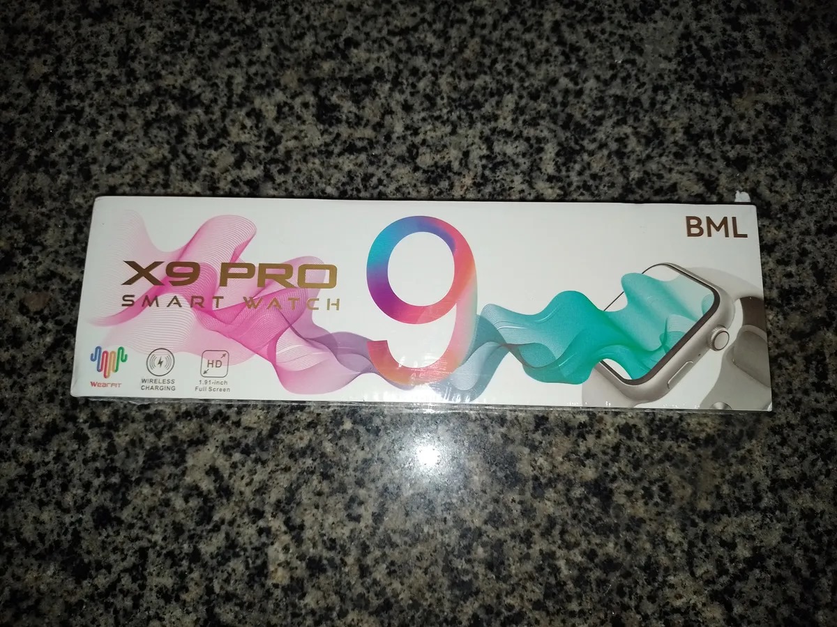 Foto do smartwatch rosa no pulso